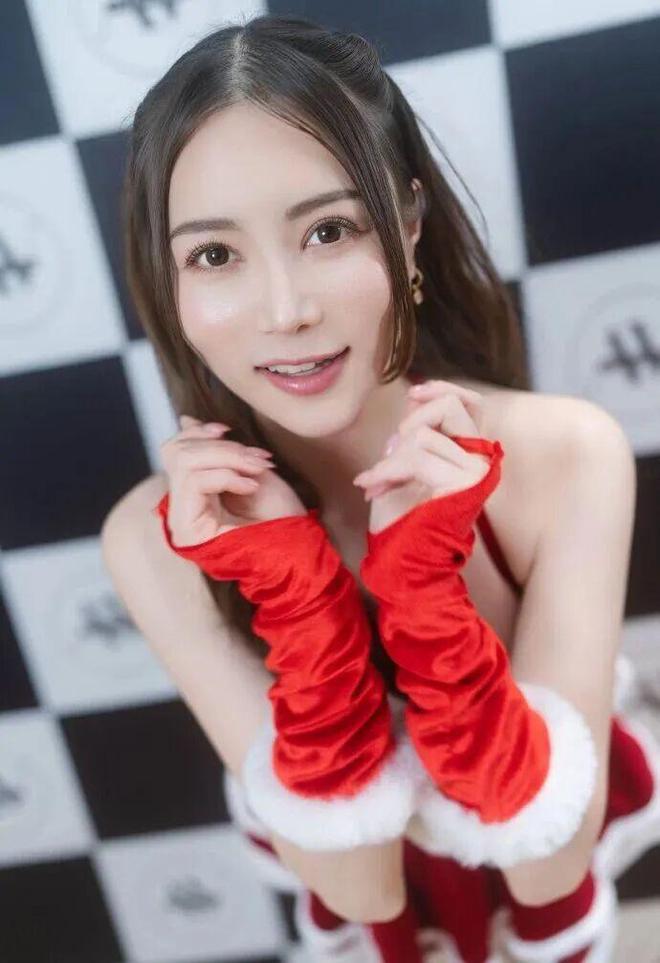 白峰的香港粉丝见面会，真人很抗打-第2张图片-旧杳电影网