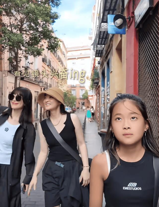 梅婷一家6口国外度假，亲哥露面在大学当老师，嫂子比梅婷还年轻-第1张图片-旧杳电影网