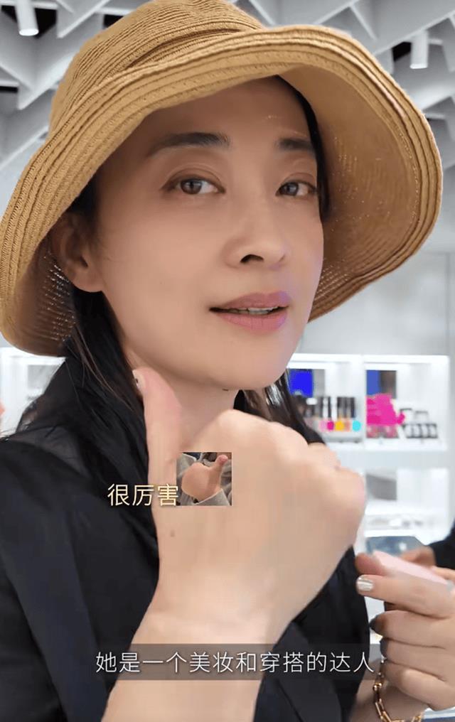 梅婷一家6口国外度假，亲哥露面在大学当老师，嫂子比梅婷还年轻-第2张图片-旧杳电影网