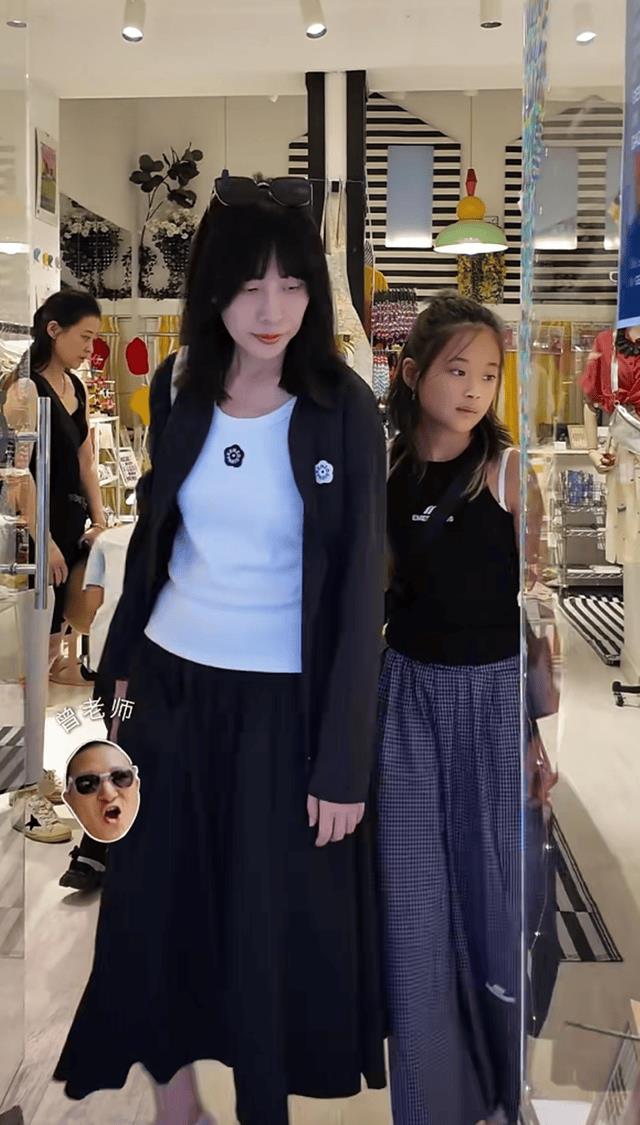 梅婷一家6口国外度假，亲哥露面在大学当老师，嫂子比梅婷还年轻-第5张图片-旧杳电影网