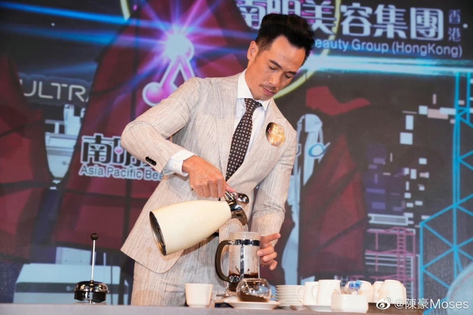 TVB视帝携妻出席公开活动！女方发福明显，肚子突出，被指有孕-第1张图片-旧杳电影网