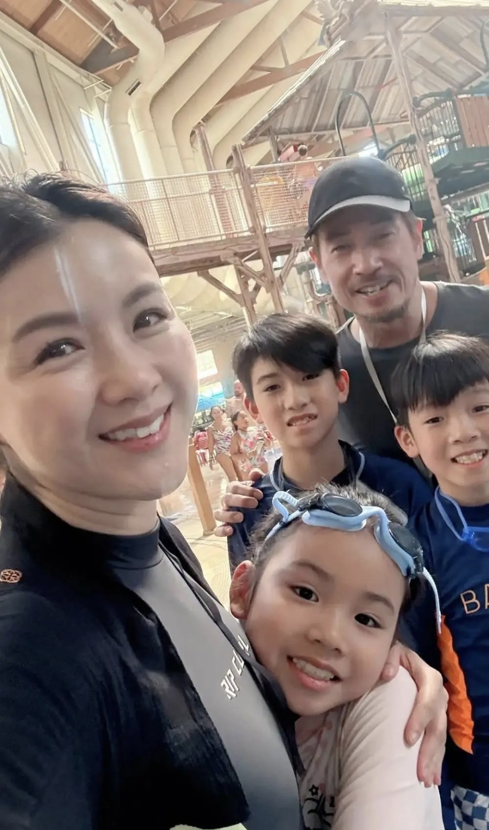 TVB视帝携妻出席公开活动！女方发福明显，肚子突出，被指有孕-第9张图片-旧杳电影网