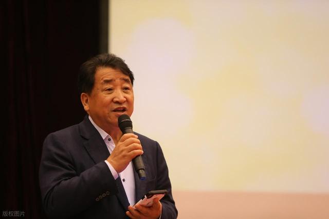 闫学晶直播卖惨翻车，年收入几十万不够用，网友嘲讽：何不食肉糜-第2张图片-旧杳电影网