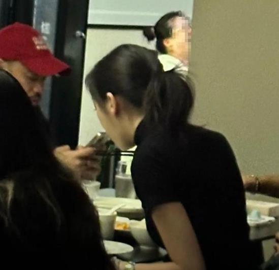 李嫣上海吃饭被偶遇,大冬天穿短袖很抗冻,又瘦又美很像妈妈王菲-第2张图片-旧杳电影网 李嫣上海吃饭被偶遇,大冬天穿短袖很抗冻,又瘦又美很像妈妈王菲-第2张图片-旧杳电影网