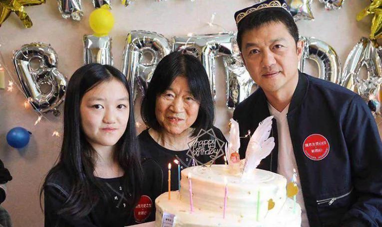 李嫣上海吃饭被偶遇,大冬天穿短袖很抗冻,又瘦又美很像妈妈王菲-第4张图片-旧杳电影网 李嫣上海吃饭被偶遇,大冬天穿短袖很抗冻,又瘦又美很像妈妈王菲-第4张图片-旧杳电影网