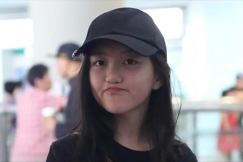 李嫣上海吃饭被偶遇,大冬天穿短袖很抗冻,又瘦又美很像妈妈王菲-第5张图片-旧杳电影网 李嫣上海吃饭被偶遇,大冬天穿短袖很抗冻,又瘦又美很像妈妈王菲-第5张图片-旧杳电影网