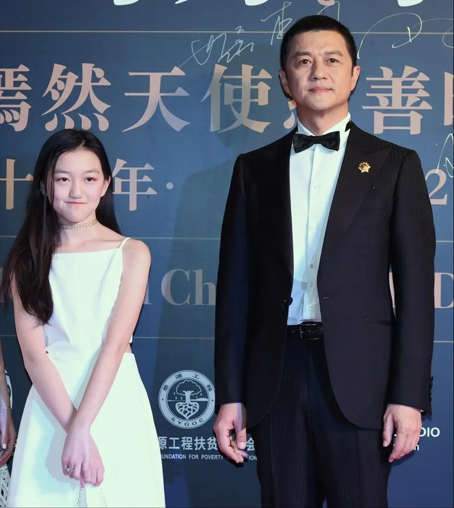 李嫣上海吃饭被偶遇,大冬天穿短袖很抗冻,又瘦又美很像妈妈王菲-第3张图片-旧杳电影网 李嫣上海吃饭被偶遇,大冬天穿短袖很抗冻,又瘦又美很像妈妈王菲-第3张图片-旧杳电影网