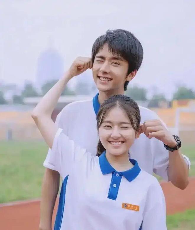 赵露思王者回归？鞠婧祎被要求陪局？阿信遭朱孝天背刺？李兰迪张新成分手难看？小品女王王不见王？-第8张图片-旧杳电影网