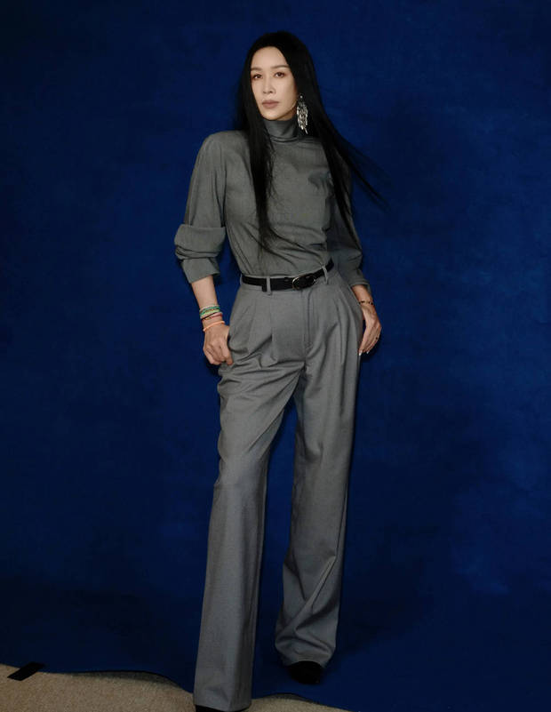 那英最新写真释出！长发及腰超飒，灰色造型尽显优雅-第1张图片-旧杳电影网