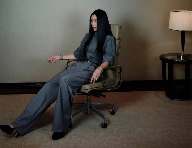 那英最新写真释出！长发及腰超飒，灰色造型尽显优雅-第2张图片-旧杳电影网