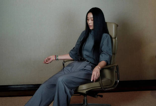 那英最新写真释出！长发及腰超飒，灰色造型尽显优雅-第3张图片-旧杳电影网