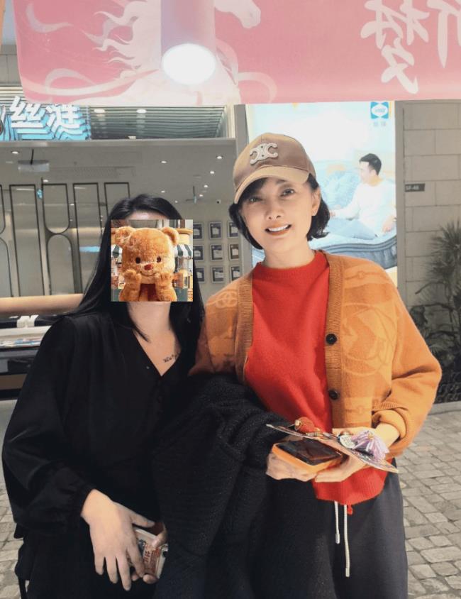 53岁牛莉近照曝光！大方与路人合影笑容温柔气质好-第1张图片-旧杳电影网