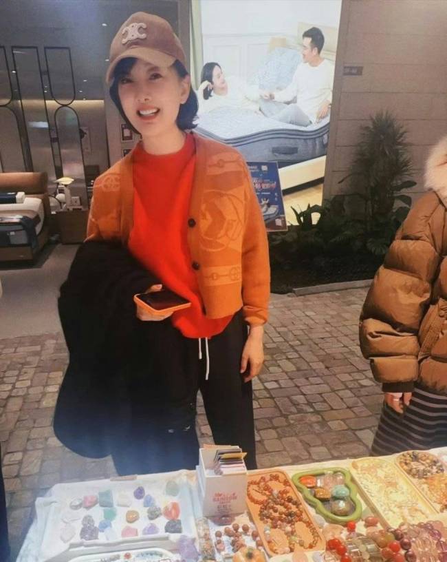 53岁牛莉近照曝光！大方与路人合影笑容温柔气质好-第2张图片-旧杳电影网