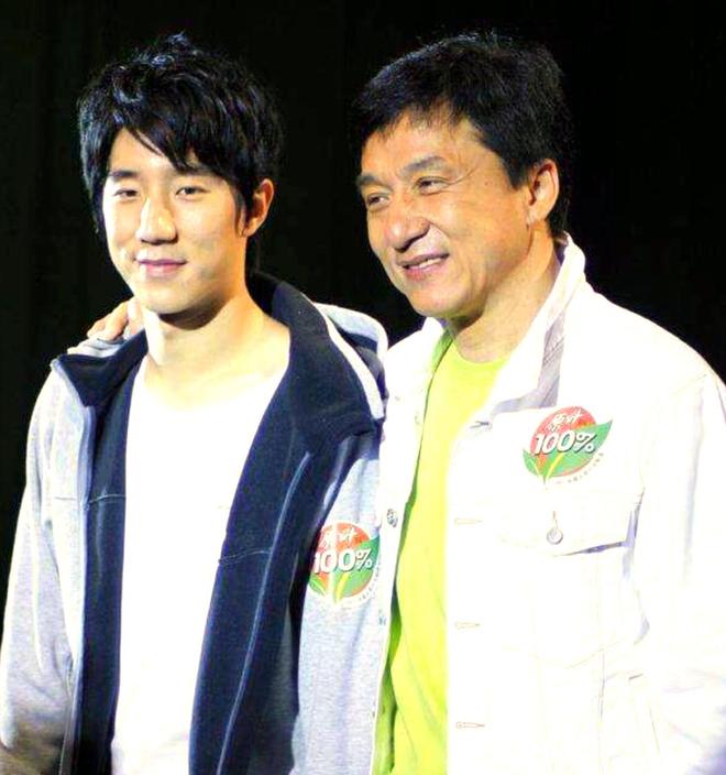 钱再多有什么用？名利双收的成龙，每天为43岁的儿子操碎了心！-第3张图片-旧杳电影网