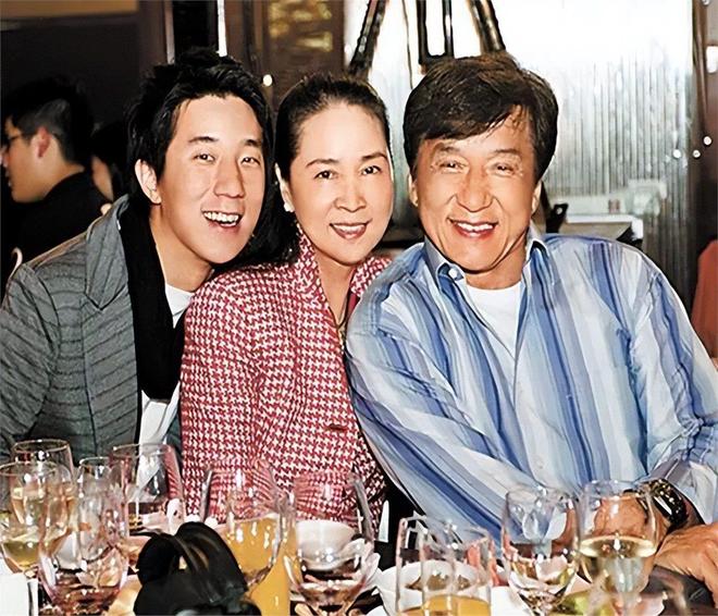 钱再多有什么用？名利双收的成龙，每天为43岁的儿子操碎了心！-第4张图片-旧杳电影网