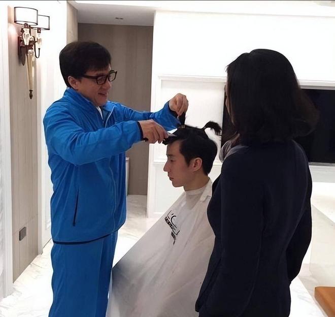 钱再多有什么用？名利双收的成龙，每天为43岁的儿子操碎了心！-第8张图片-旧杳电影网