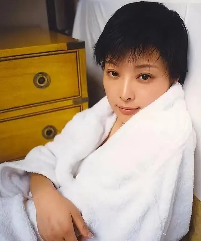 以为是假新闻，其实是真新闻，从撒贝宁到蔡依林，个个离谱又惊人-第9张图片-旧杳电影网