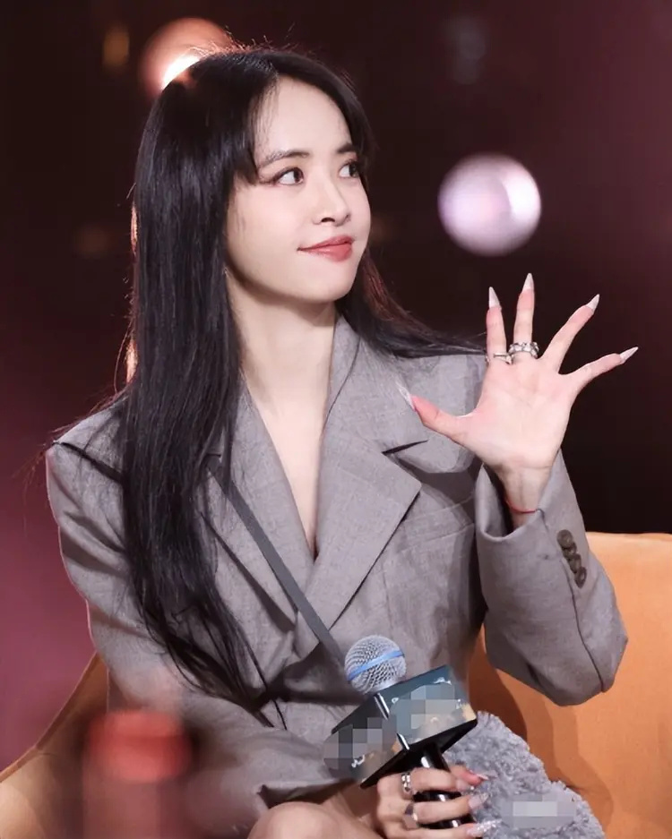 以为是假新闻，其实是真新闻，从撒贝宁到蔡依林，个个离谱又惊人-第11张图片-旧杳电影网