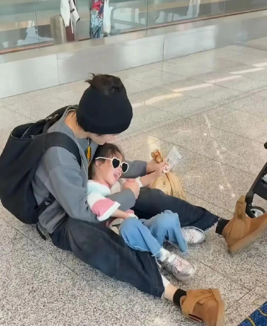 向佐女儿机场哭到崩溃，紧抱爸爸不肯松手，郭碧婷淡定陪伴显反差-第3张图片-旧杳电影网