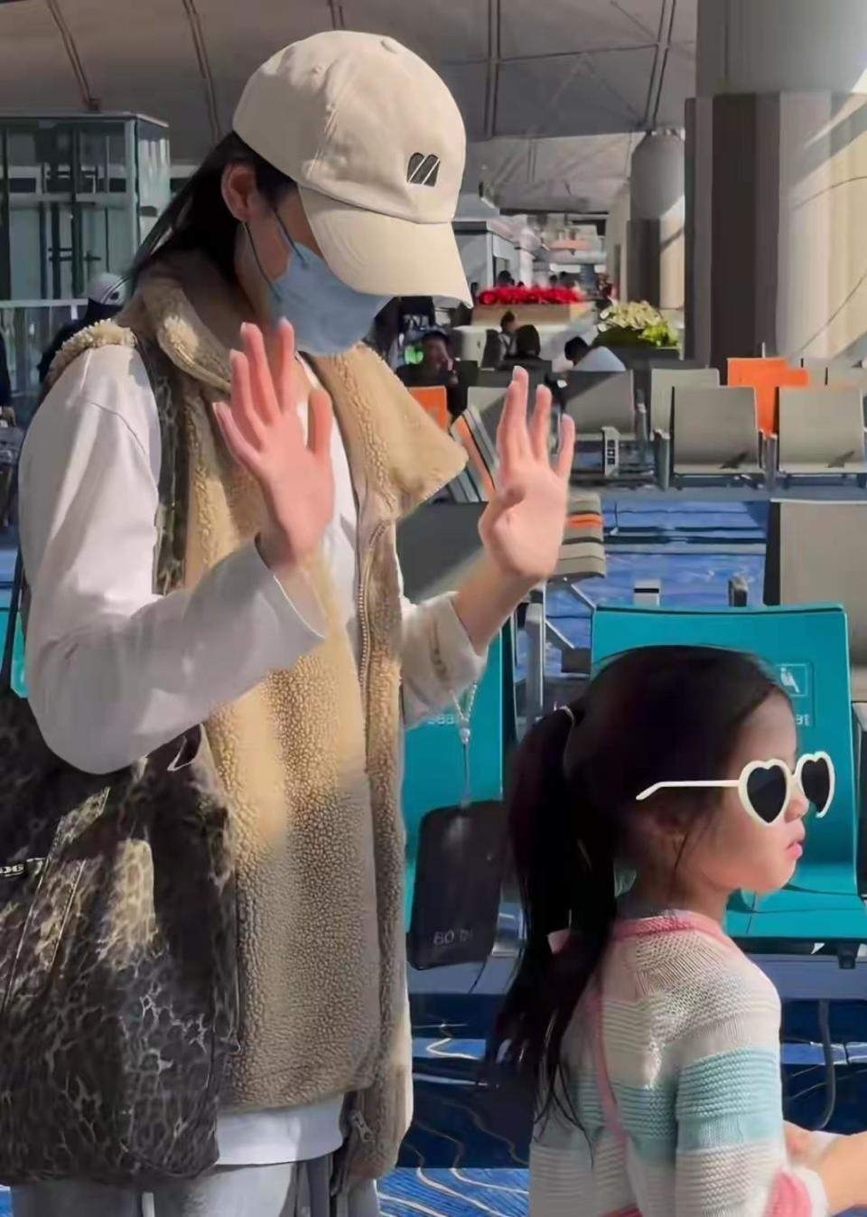 向佐女儿机场哭到崩溃，紧抱爸爸不肯松手，郭碧婷淡定陪伴显反差-第2张图片-旧杳电影网