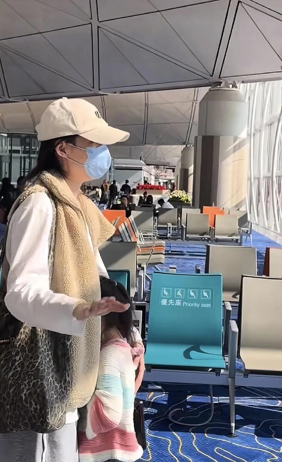 向佐女儿机场哭到崩溃，紧抱爸爸不肯松手，郭碧婷淡定陪伴显反差-第6张图片-旧杳电影网