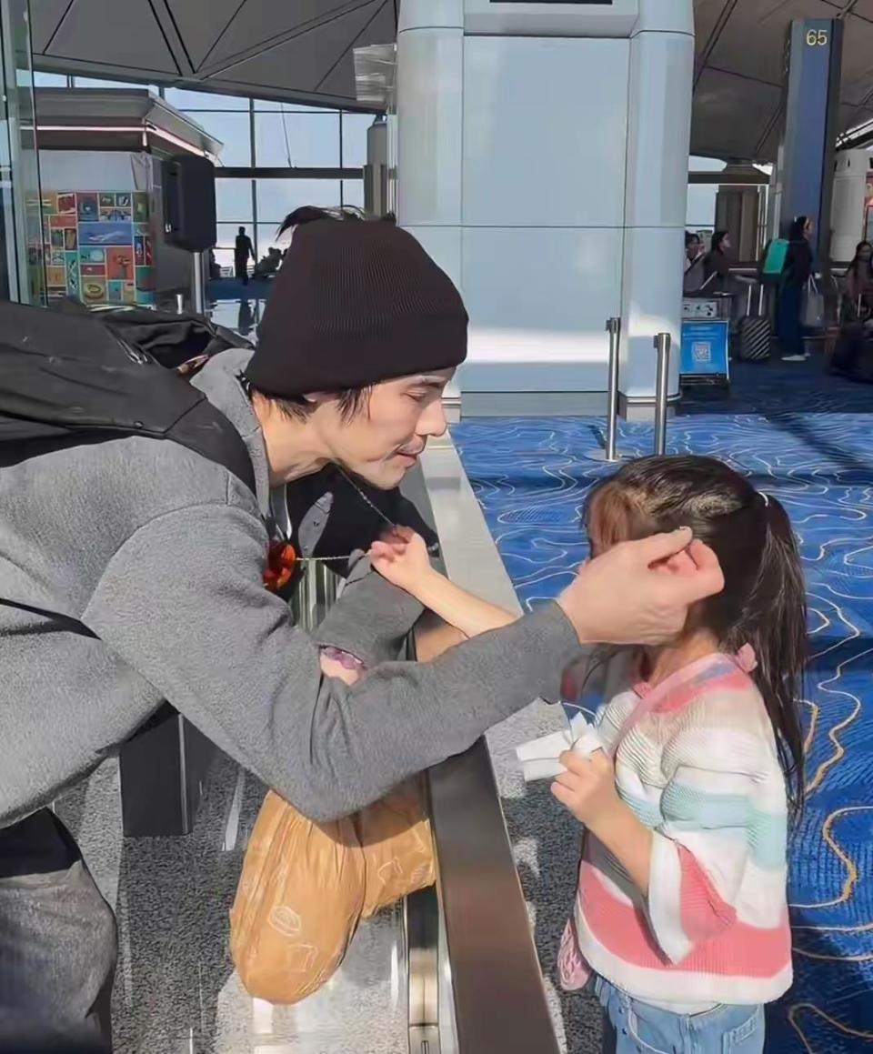 向佐女儿机场哭到崩溃，紧抱爸爸不肯松手，郭碧婷淡定陪伴显反差-第7张图片-旧杳电影网