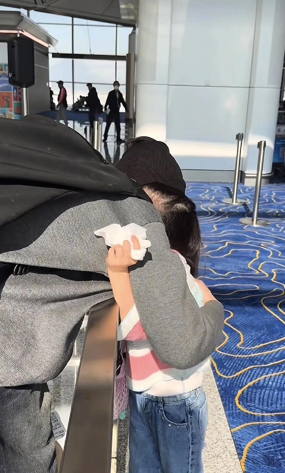 向佐女儿机场哭到崩溃，紧抱爸爸不肯松手，郭碧婷淡定陪伴显反差-第9张图片-旧杳电影网