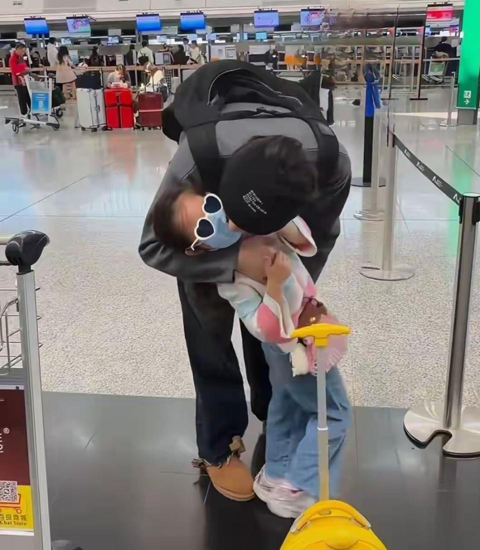 向佐女儿机场哭到崩溃，紧抱爸爸不肯松手，郭碧婷淡定陪伴显反差-第10张图片-旧杳电影网