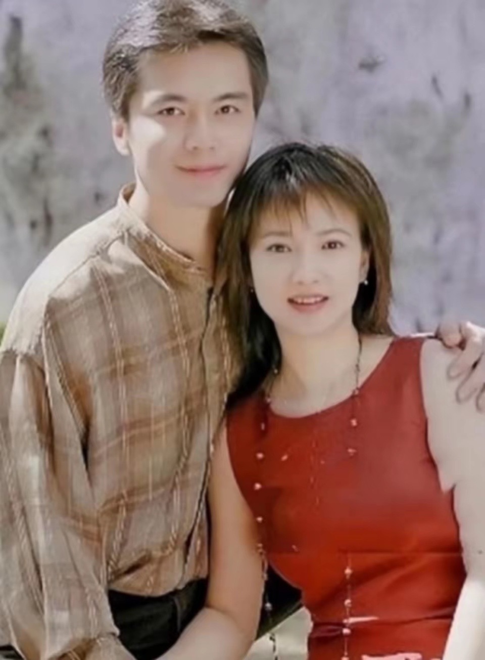 许亚军回北京和好友聚餐，老婆张澍打扮洋气很时髦，夫妻俩开怀大笑-第1张图片-旧杳电影网