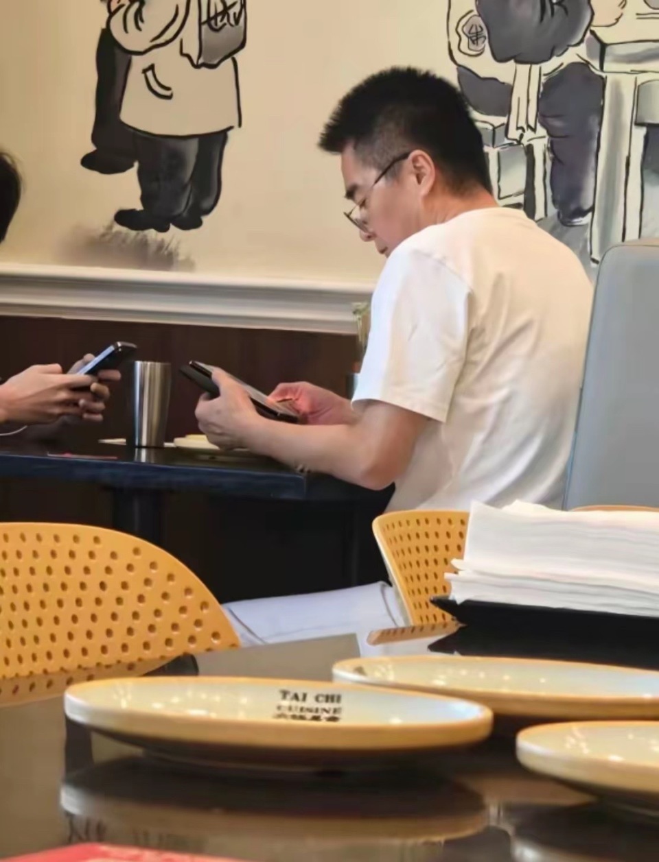 许亚军回北京和好友聚餐，老婆张澍打扮洋气很时髦，夫妻俩开怀大笑-第2张图片-旧杳电影网