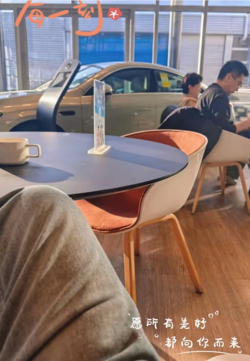 许亚军回北京和好友聚餐，老婆张澍打扮洋气很时髦，夫妻俩开怀大笑-第3张图片-旧杳电影网