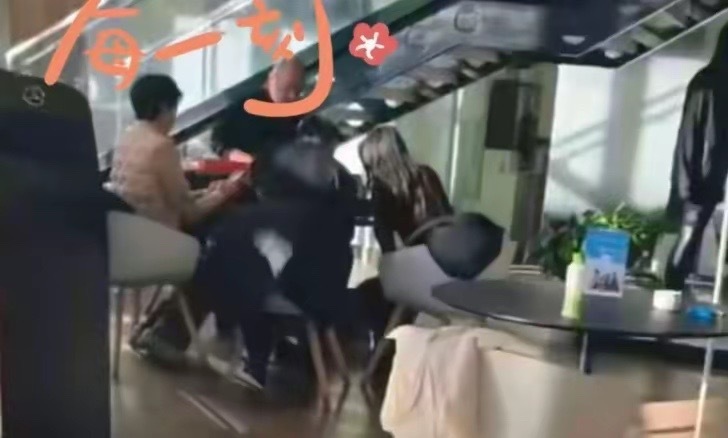 许亚军回北京和好友聚餐，老婆张澍打扮洋气很时髦，夫妻俩开怀大笑-第4张图片-旧杳电影网