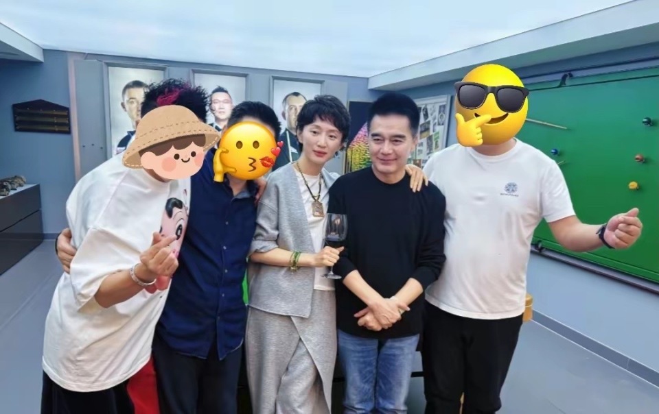 许亚军回北京和好友聚餐，老婆张澍打扮洋气很时髦，夫妻俩开怀大笑-第7张图片-旧杳电影网