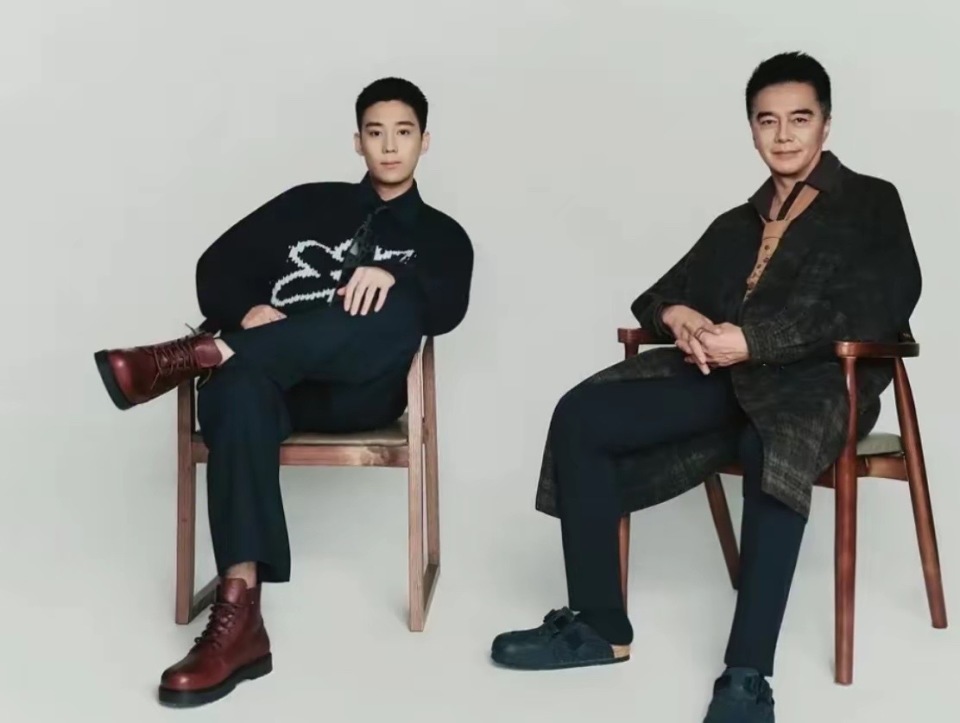 许亚军回北京和好友聚餐，老婆张澍打扮洋气很时髦，夫妻俩开怀大笑-第10张图片-旧杳电影网