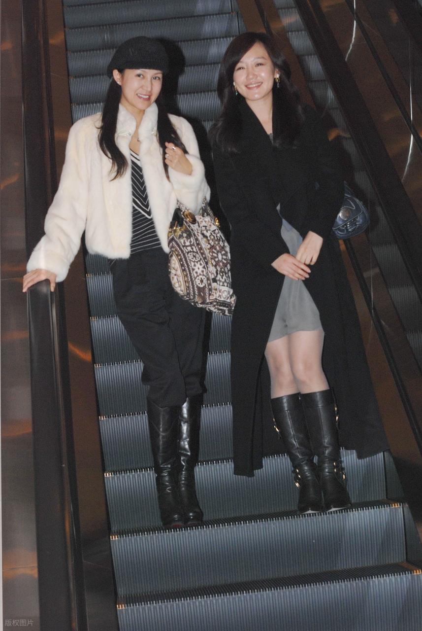 47岁薛佳凝变样了，脸肿脖子粗下巴三层肉，穿搭土气和胡兵像母子-第1张图片-旧杳电影网