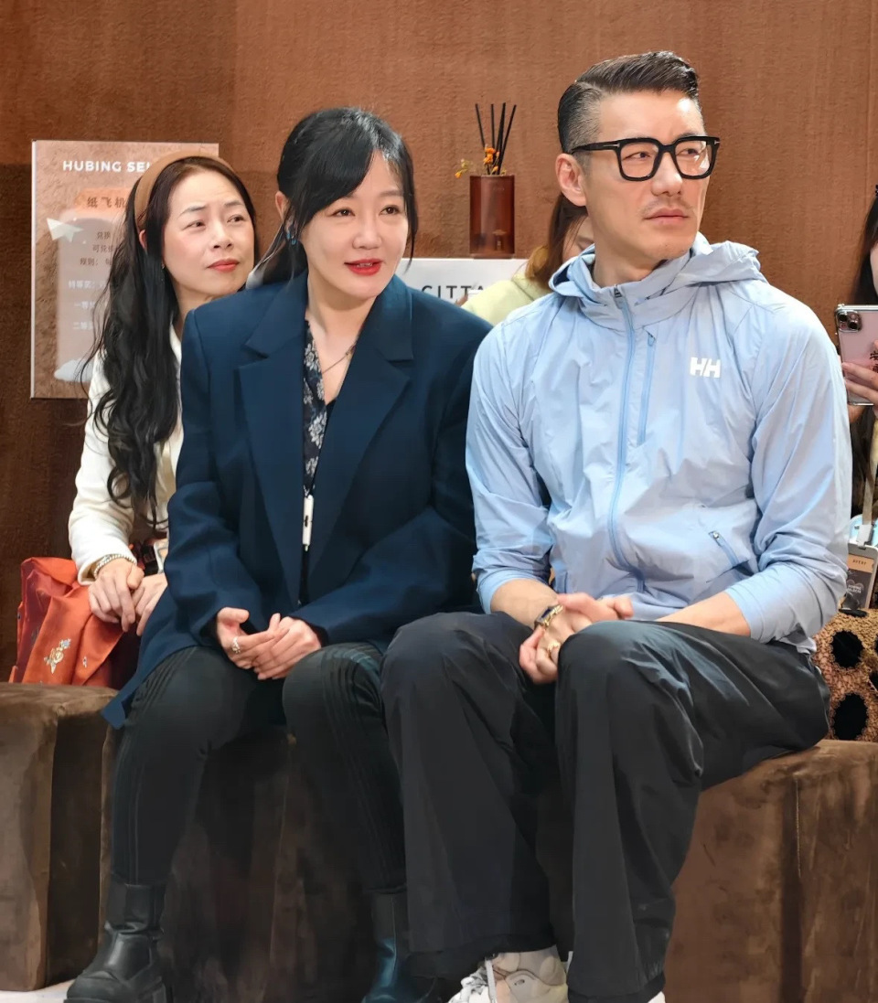 47岁薛佳凝变样了，脸肿脖子粗下巴三层肉，穿搭土气和胡兵像母子-第2张图片-旧杳电影网