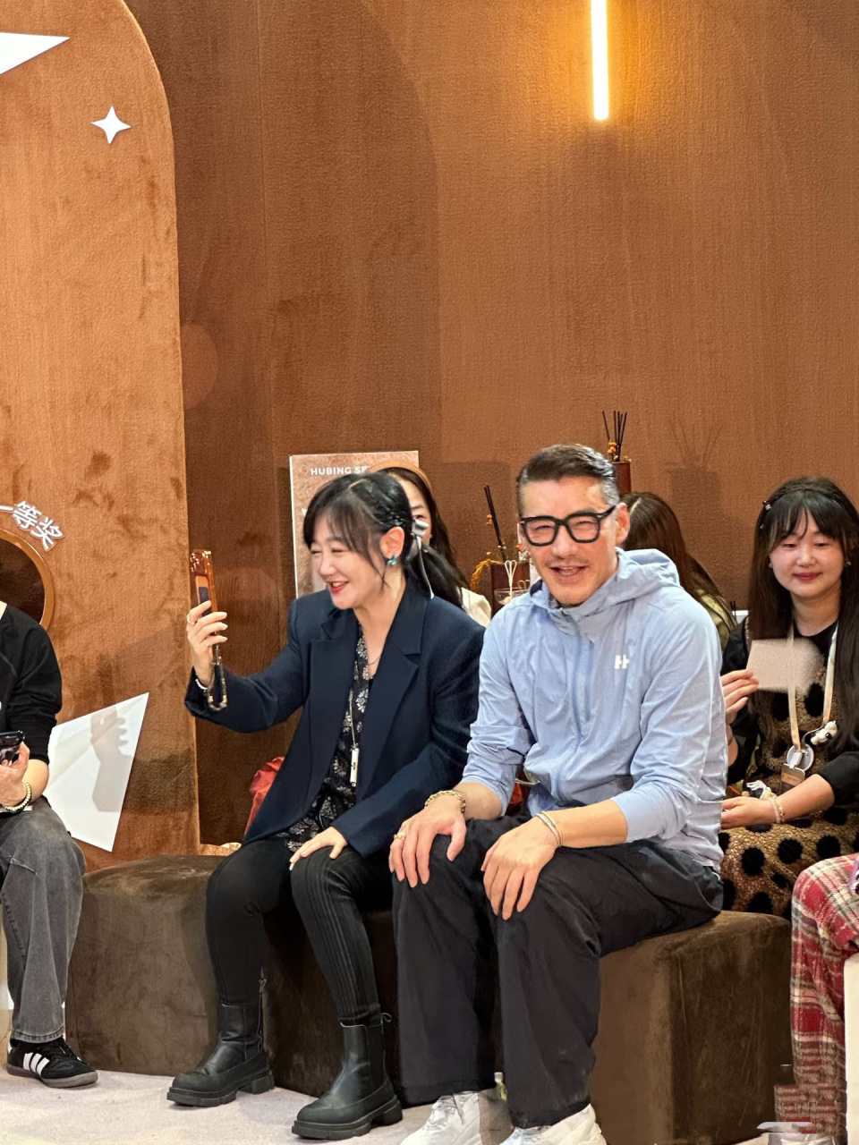 47岁薛佳凝变样了，脸肿脖子粗下巴三层肉，穿搭土气和胡兵像母子-第3张图片-旧杳电影网