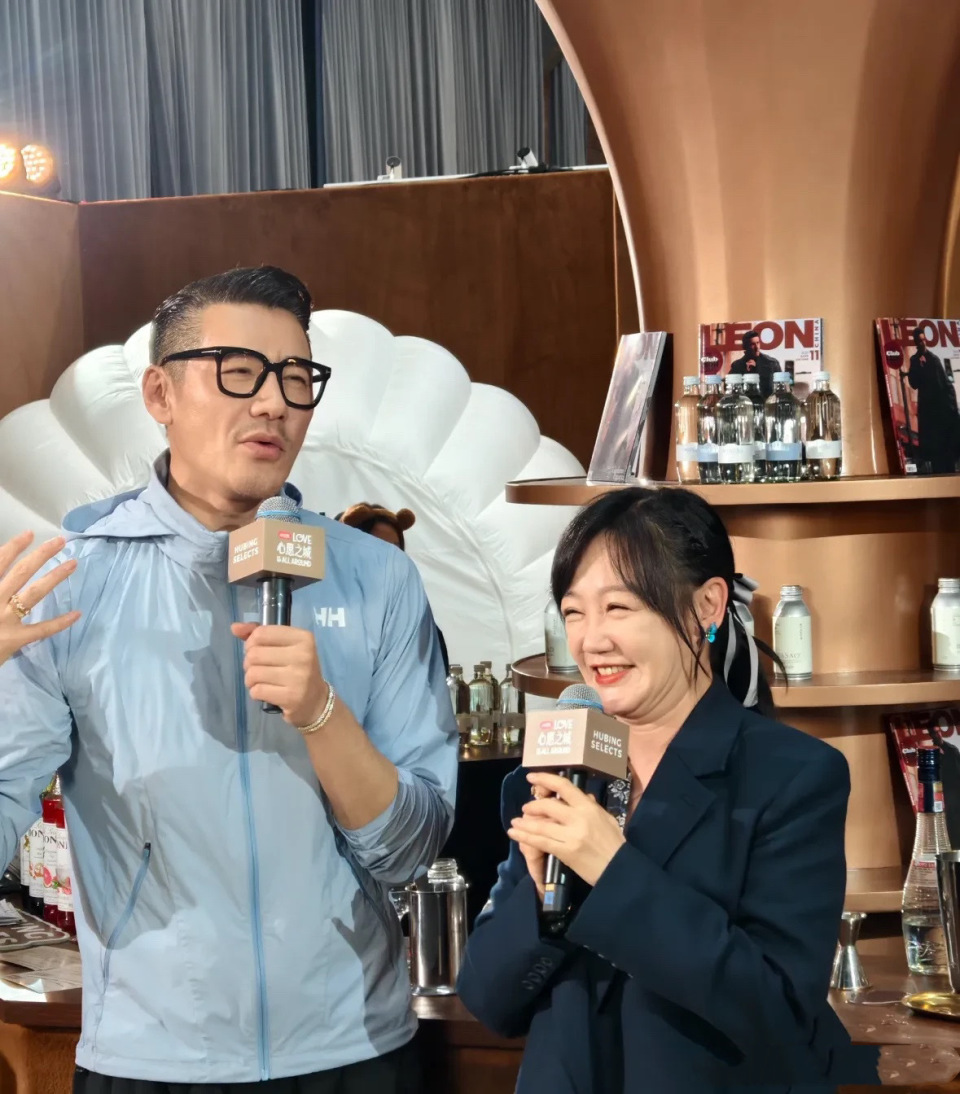 47岁薛佳凝变样了，脸肿脖子粗下巴三层肉，穿搭土气和胡兵像母子-第4张图片-旧杳电影网