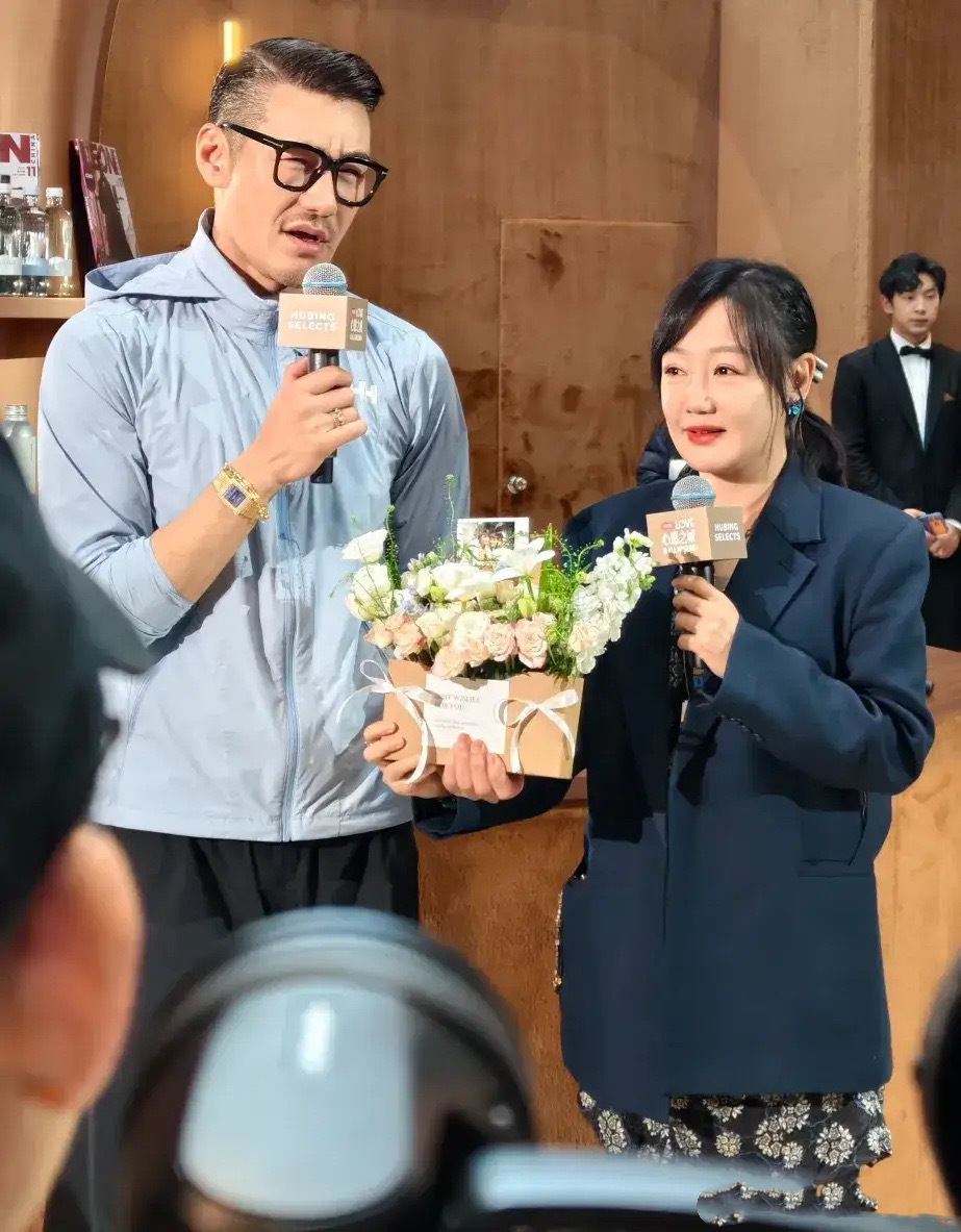 47岁薛佳凝变样了，脸肿脖子粗下巴三层肉，穿搭土气和胡兵像母子-第5张图片-旧杳电影网