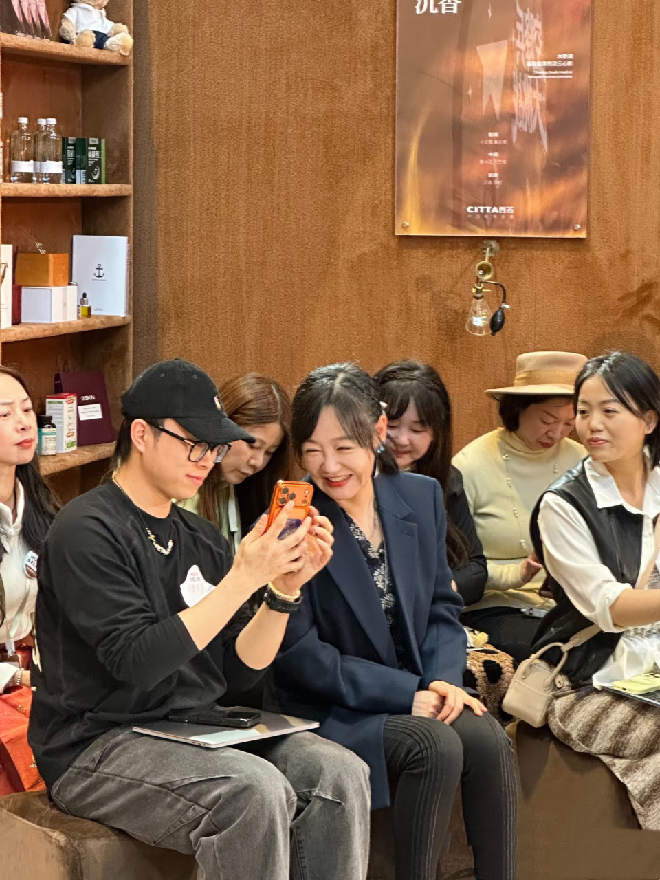 47岁薛佳凝变样了，脸肿脖子粗下巴三层肉，穿搭土气和胡兵像母子-第8张图片-旧杳电影网