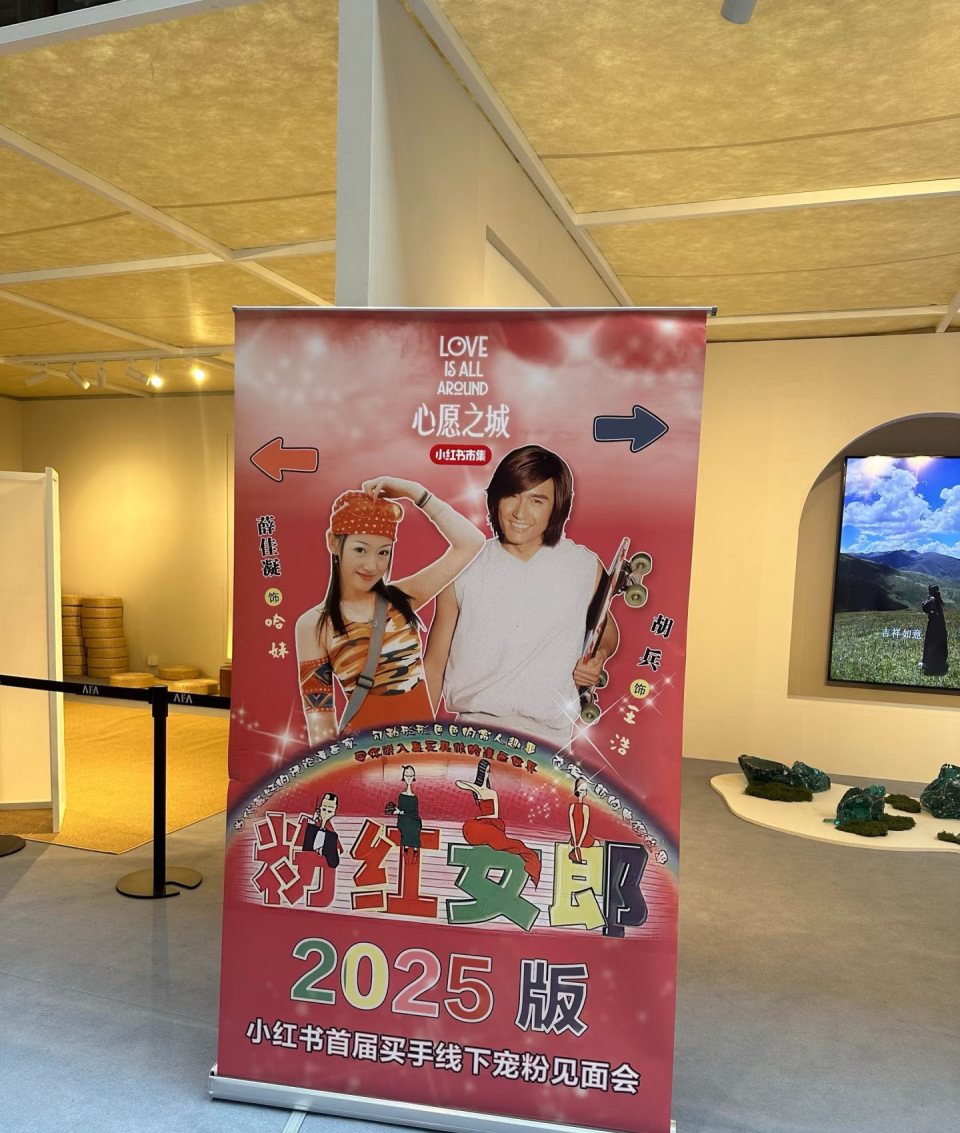 47岁薛佳凝变样了，脸肿脖子粗下巴三层肉，穿搭土气和胡兵像母子-第10张图片-旧杳电影网