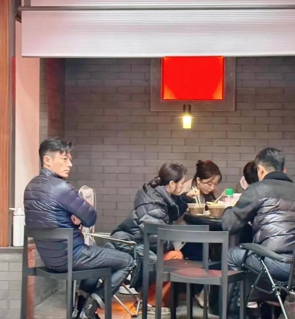 霍建华和朋友在北京聚餐,他穿牛仔裤皮靴,侧脸太有那个“霸总”的感觉了-第1张图片-旧杳电影网 霍建华和朋友在北京聚餐,他穿牛仔裤皮靴,侧脸太有那个“霸总”的感觉了-第1张图片-旧杳电影网