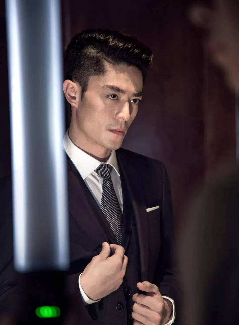 霍建华和朋友在北京聚餐,他穿牛仔裤皮靴,侧脸太有那个“霸总”的感觉了-第3张图片-旧杳电影网 霍建华和朋友在北京聚餐,他穿牛仔裤皮靴,侧脸太有那个“霸总”的感觉了-第3张图片-旧杳电影网