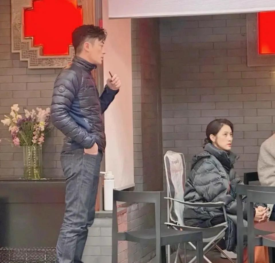 霍建华和朋友在北京聚餐,他穿牛仔裤皮靴,侧脸太有那个“霸总”的感觉了-第4张图片-旧杳电影网 霍建华和朋友在北京聚餐,他穿牛仔裤皮靴,侧脸太有那个“霸总”的感觉了-第4张图片-旧杳电影网