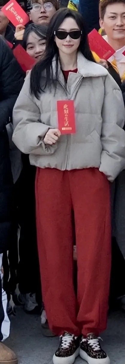 唐嫣现身开机仪式，穿一身红衣配卡其色外套，美丽端庄-第1张图片-旧杳电影网