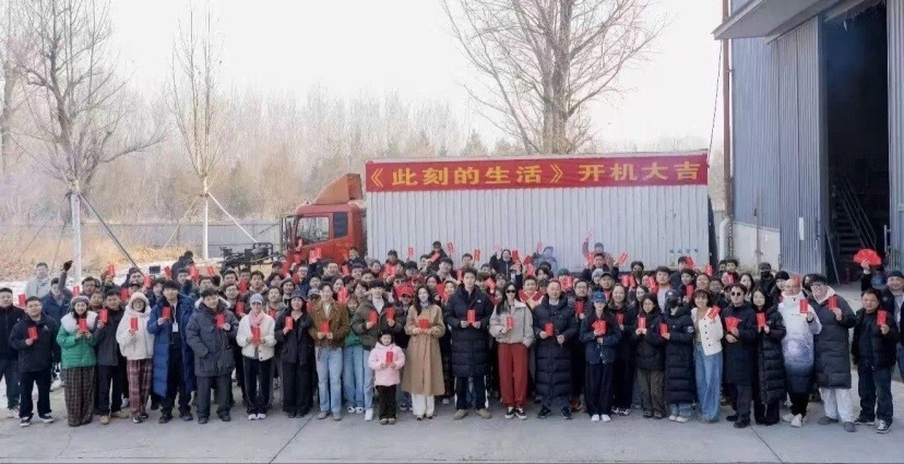 唐嫣现身开机仪式，穿一身红衣配卡其色外套，美丽端庄-第5张图片-旧杳电影网