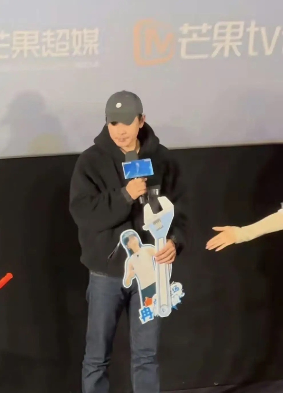 唐嫣现身开机仪式，穿一身红衣配卡其色外套，美丽端庄-第4张图片-旧杳电影网