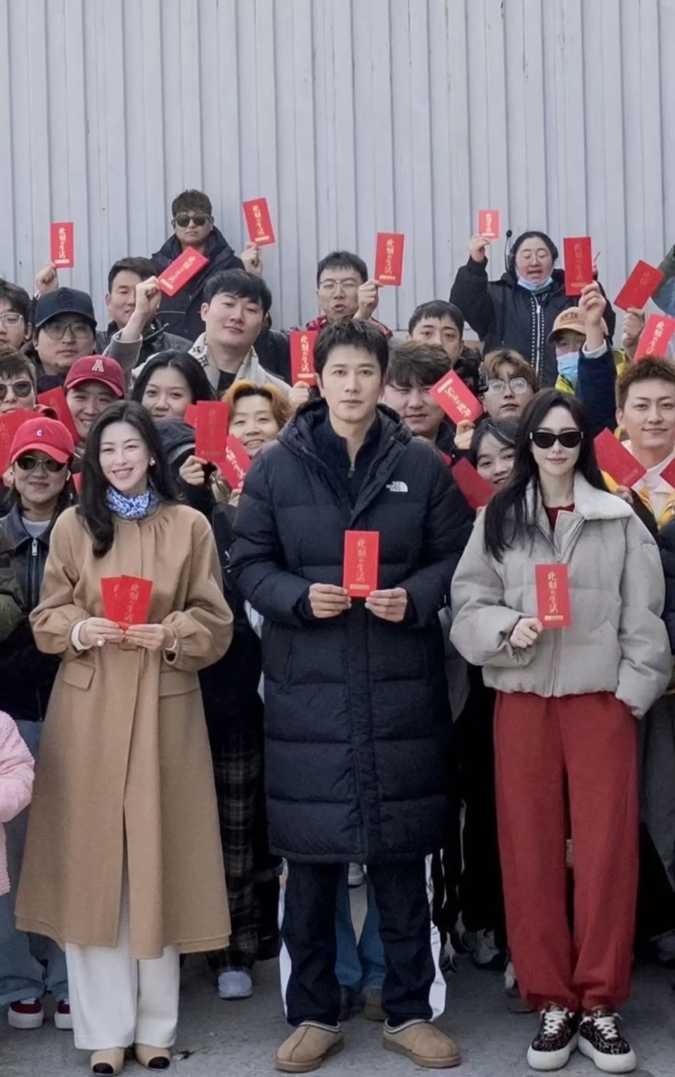 唐嫣现身开机仪式，穿一身红衣配卡其色外套，美丽端庄-第6张图片-旧杳电影网