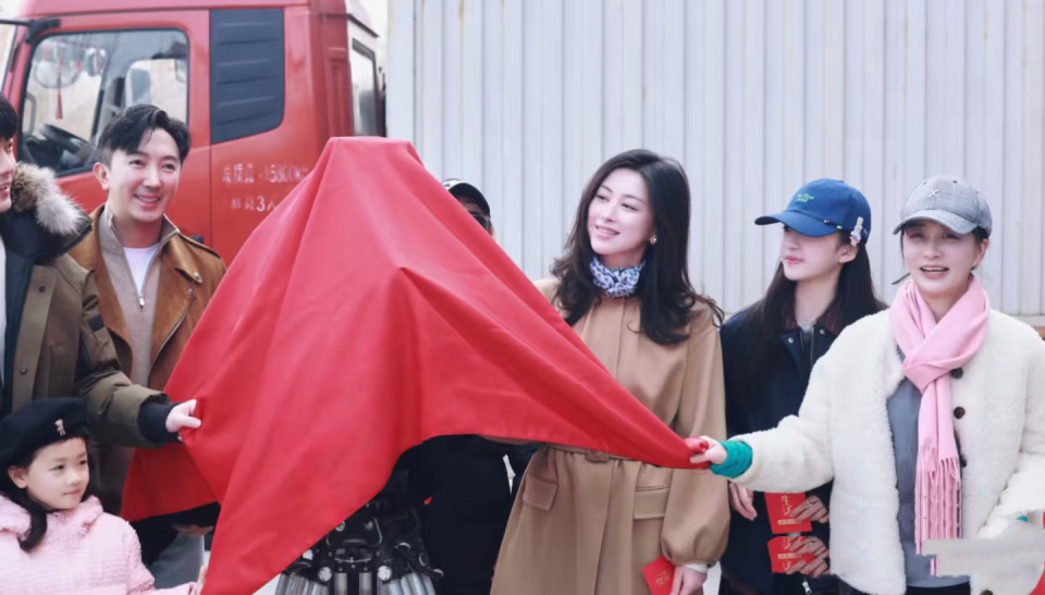 唐嫣现身开机仪式，穿一身红衣配卡其色外套，美丽端庄-第7张图片-旧杳电影网