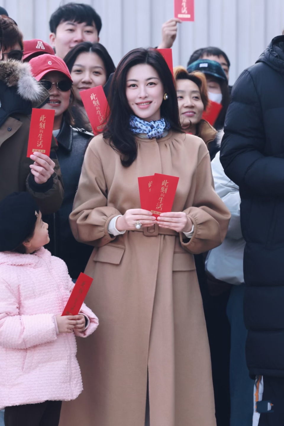 唐嫣现身开机仪式，穿一身红衣配卡其色外套，美丽端庄-第8张图片-旧杳电影网